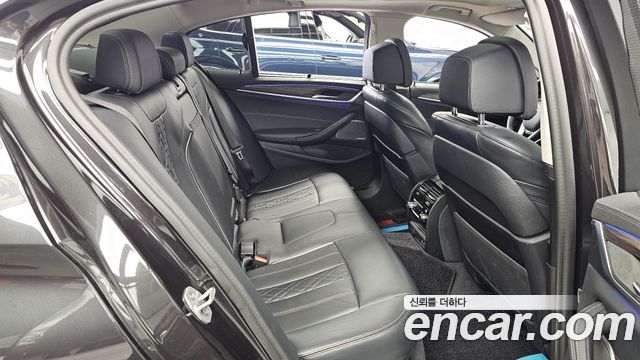 BMW 5-Series 2023 — photo 18