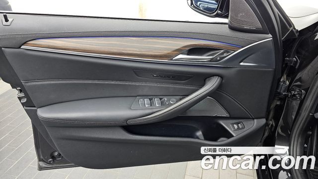 BMW 5-Series 2023 — photo 14