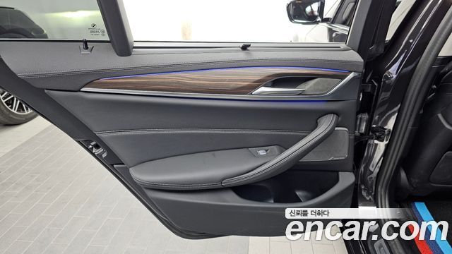 BMW 5-Series 2023 — photo 15