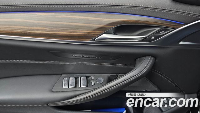 BMW 5-Series 2023 — photo 29