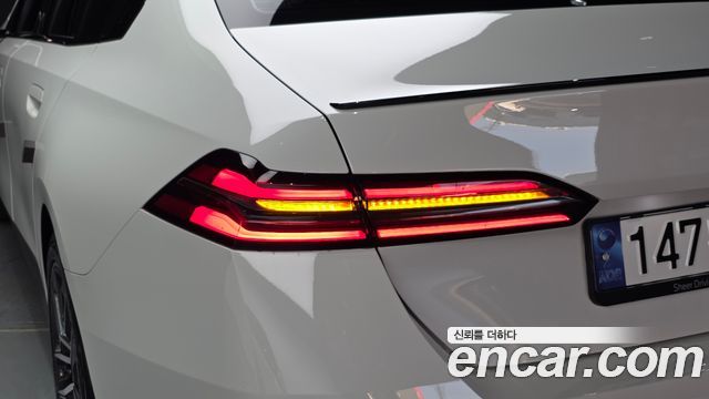 BMW 5-Series 2025 — photo 9