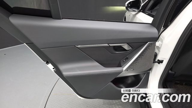 BMW 5-Series 2025 — photo 15