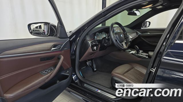 BMW 5-Series 2018 — photo 13