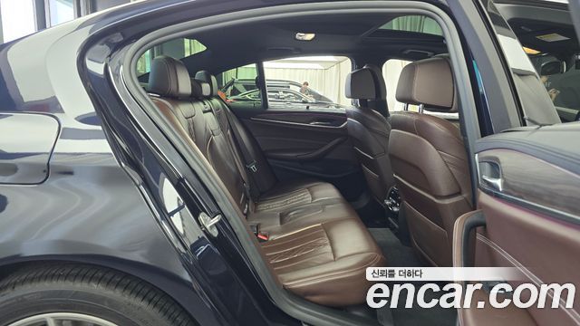BMW 5-Series 2018 — photo 17