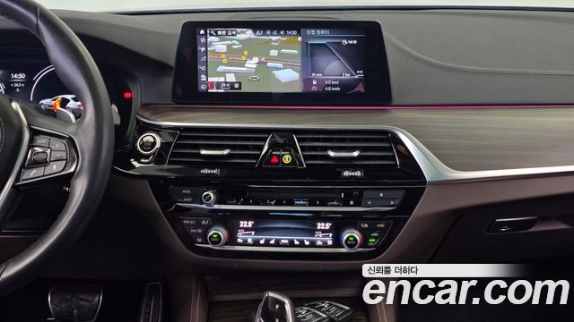 BMW 5-Series 2018 — photo 18