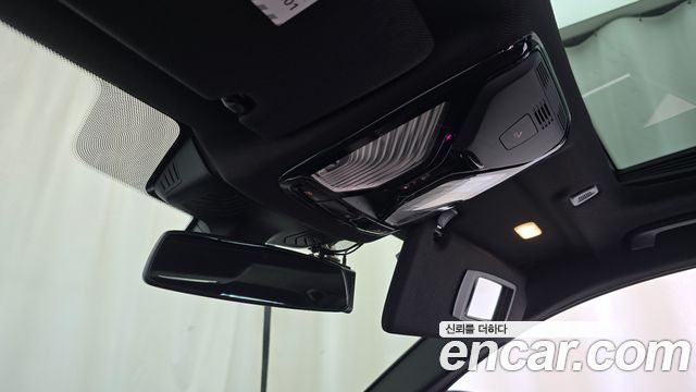 BMW 5-Series 2018 — photo 26