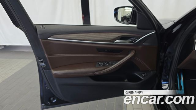 BMW 5-Series 2018 — photo 14