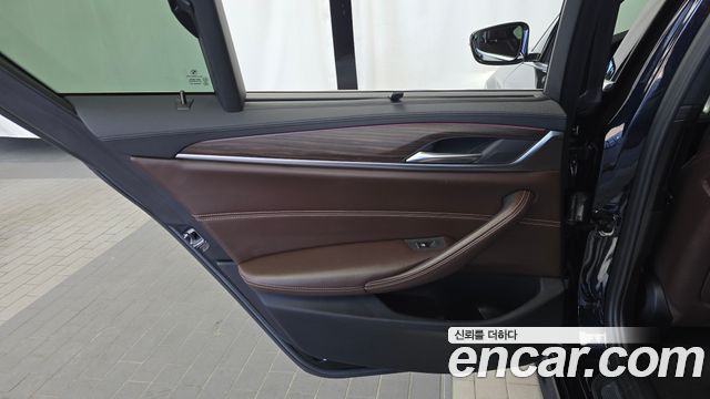 BMW 5-Series 2018 — photo 15