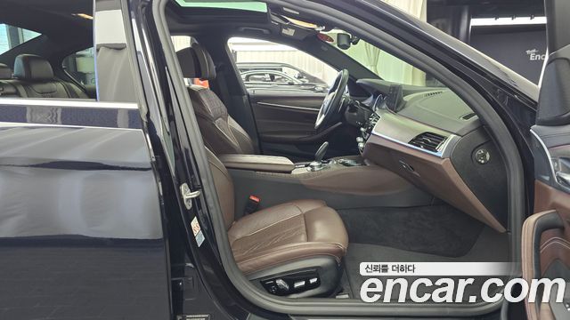BMW 5-Series 2018 — photo 16