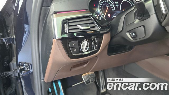 BMW 5-Series 2018 — photo 27