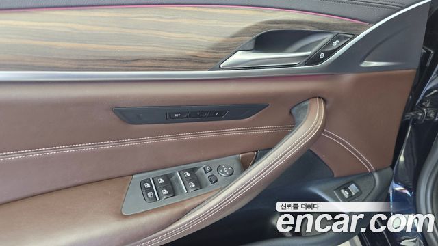 BMW 5-Series 2018 — photo 29