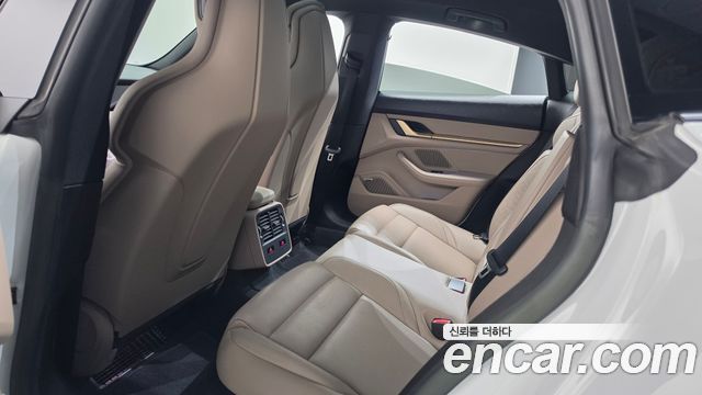 Porsche Taycan 2023 — photo 17