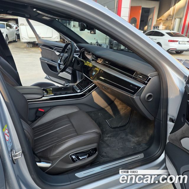 Audi A8 2020 — photo 11