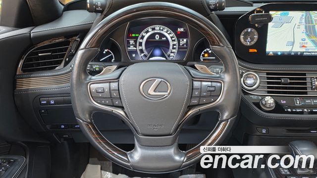 Lexus LS 2022 — photo 10