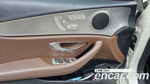 Mercedes-Benz E-Class 2020 — photo 12