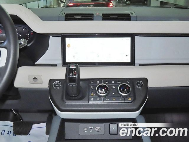Land Rover Defender 2020 — photo 11
