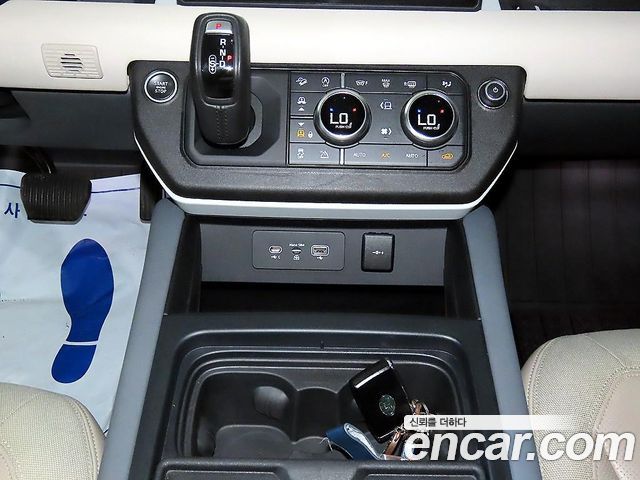 Land Rover Defender 2020 — photo 12