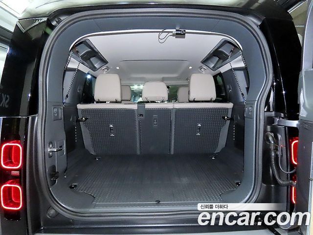 Land Rover Defender 2020 — photo 17