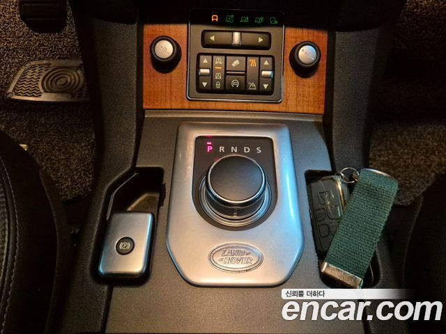 Land Rover Discovery 2014 — photo 9