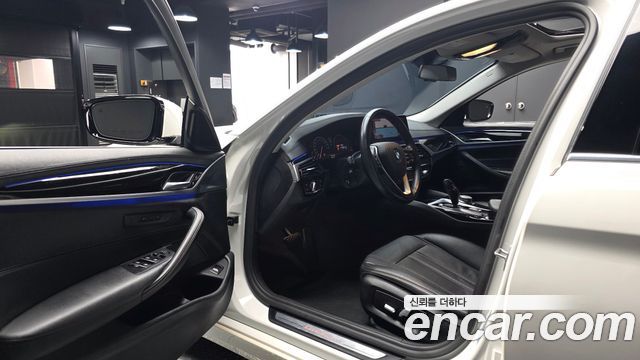 BMW 5-Series 2019 — photo 13