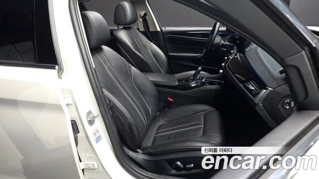 BMW 5-Series 2019 — photo 17