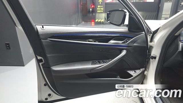 BMW 5-Series 2019 — photo 14