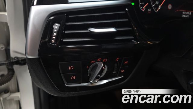 BMW 5-Series 2019 — photo 28
