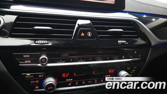 BMW 5-Series 2019 — photo 32