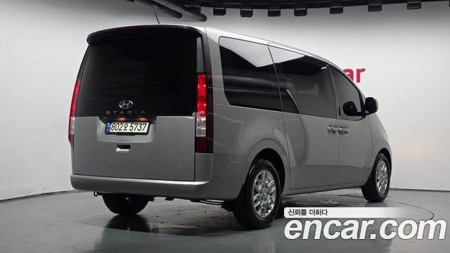 Hyundai Staria 2022 — photo 2