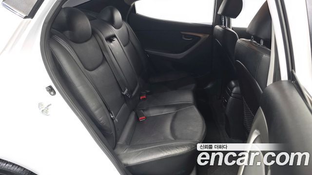 Hyundai AVANTE 2015 — photo 18