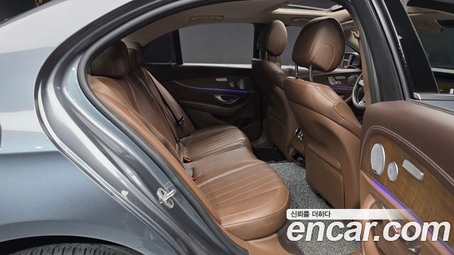Mercedes-Benz E-Class 2018 — photo 12