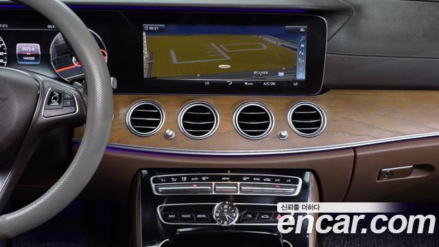 Mercedes-Benz E-Class 2018 — photo 14