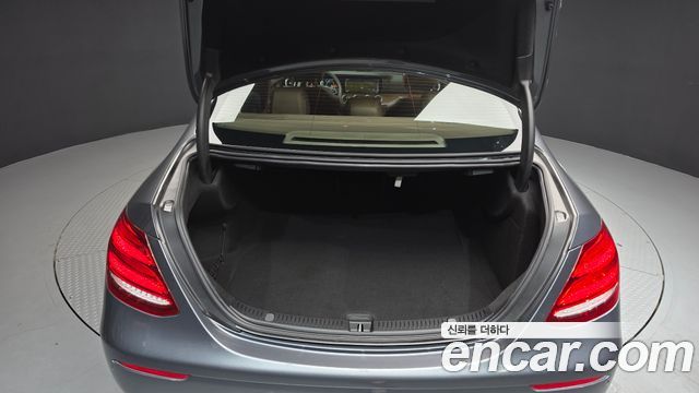 Mercedes-Benz E-Class 2018 — photo 20