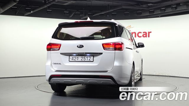 Kia Canival 2016 — photo 4
