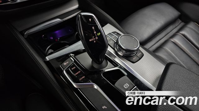 BMW 5-Series 2018 — photo 9