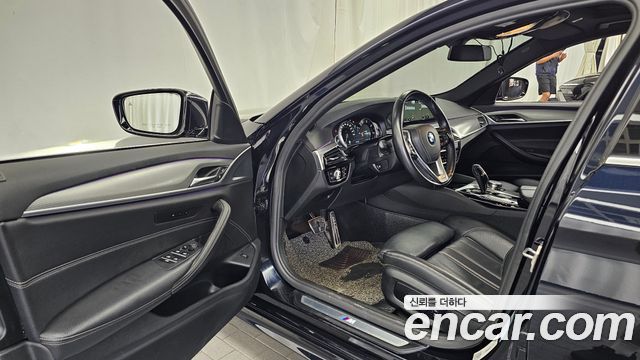 BMW 5-Series 2018 — photo 10