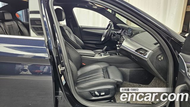 BMW 5-Series 2018 — photo 11