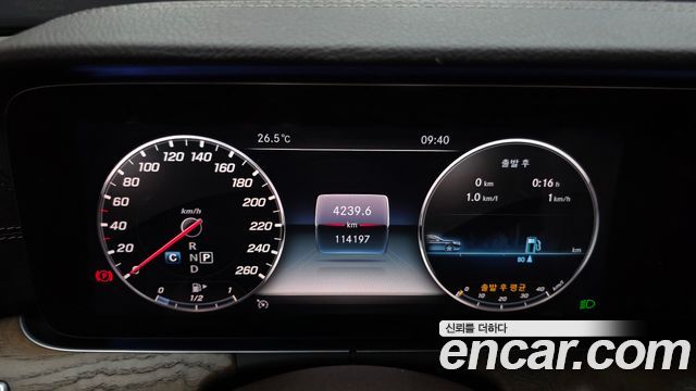 Mercedes-Benz E-Class 2019 — photo 11