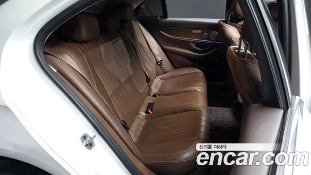 Mercedes-Benz E-Class 2019 — photo 17