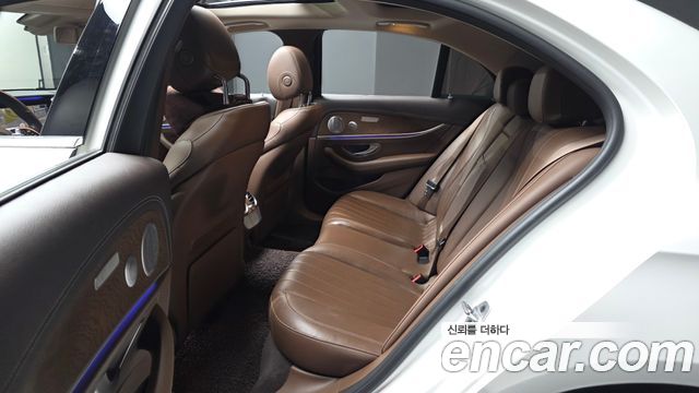 Mercedes-Benz E-Class 2019 — photo 18