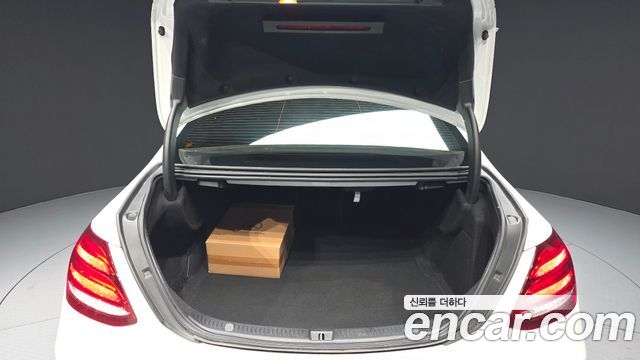 Mercedes-Benz E-Class 2019 — photo 26