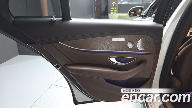 Mercedes-Benz E-Class 2019 — photo 15