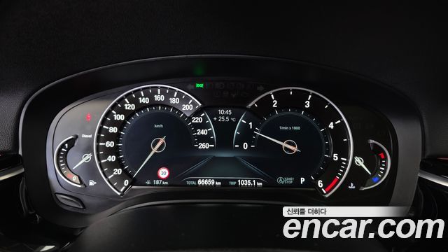 BMW 5-Series 2018 — photo 11