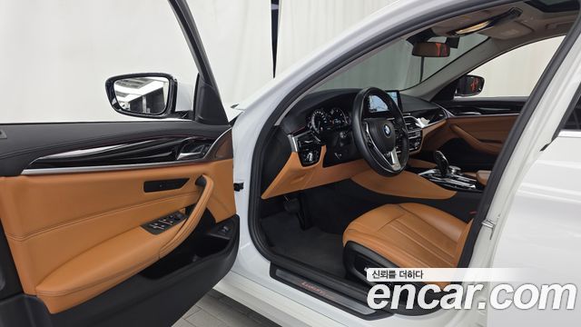 BMW 5-Series 2018 — photo 13