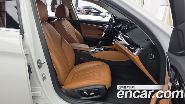 BMW 5-Series 2018 — photo 17