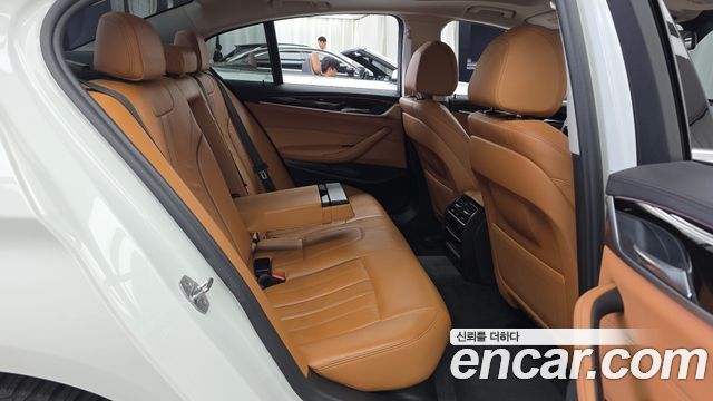 BMW 5-Series 2018 — photo 18