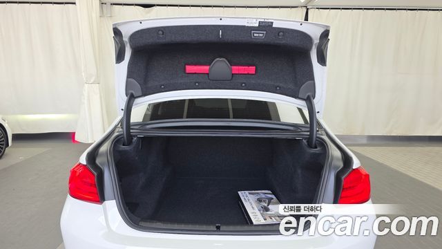 BMW 5-Series 2018 — photo 26