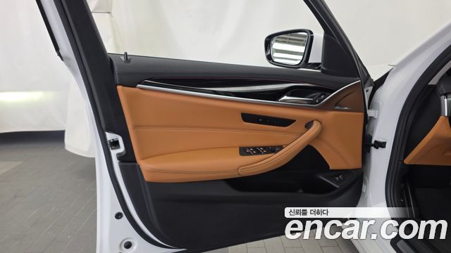 BMW 5-Series 2018 — photo 14
