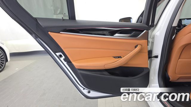BMW 5-Series 2018 — photo 15