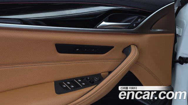 BMW 5-Series 2018 — photo 32